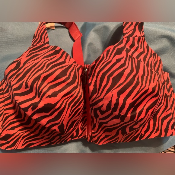 Victoria's Secret Other - EUC Victoria’s Secret Incredible Knockout Ultra Max tiger print sports bra 34DD